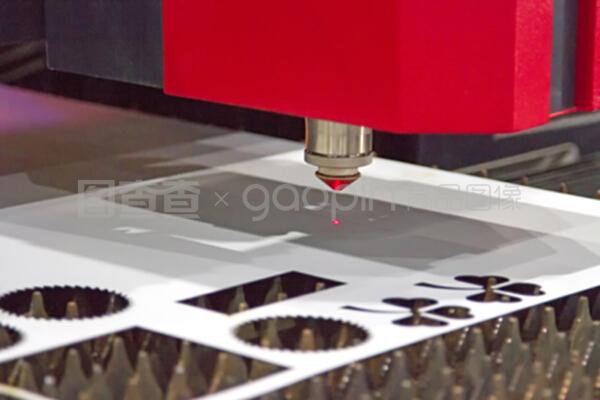 激光平板金屬切割機(jī)即將啟動(dòng)。