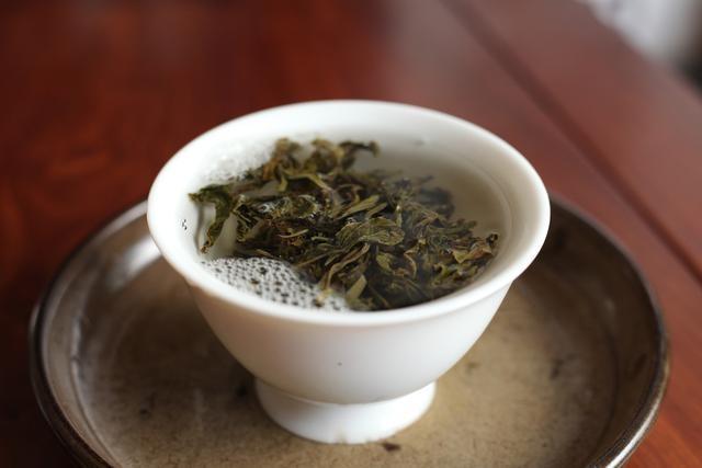 泡普洱茶時(shí)，為何不宜翻動(dòng)葉底？專(zhuān)家揭示背后玄機(jī)